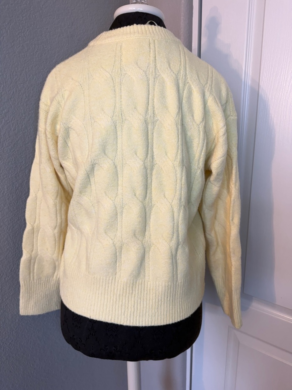 Soho & Stella New York Crewneck Cable Knit Sweater in Pale Butter Yellow Size XS - Picture 4 of 7